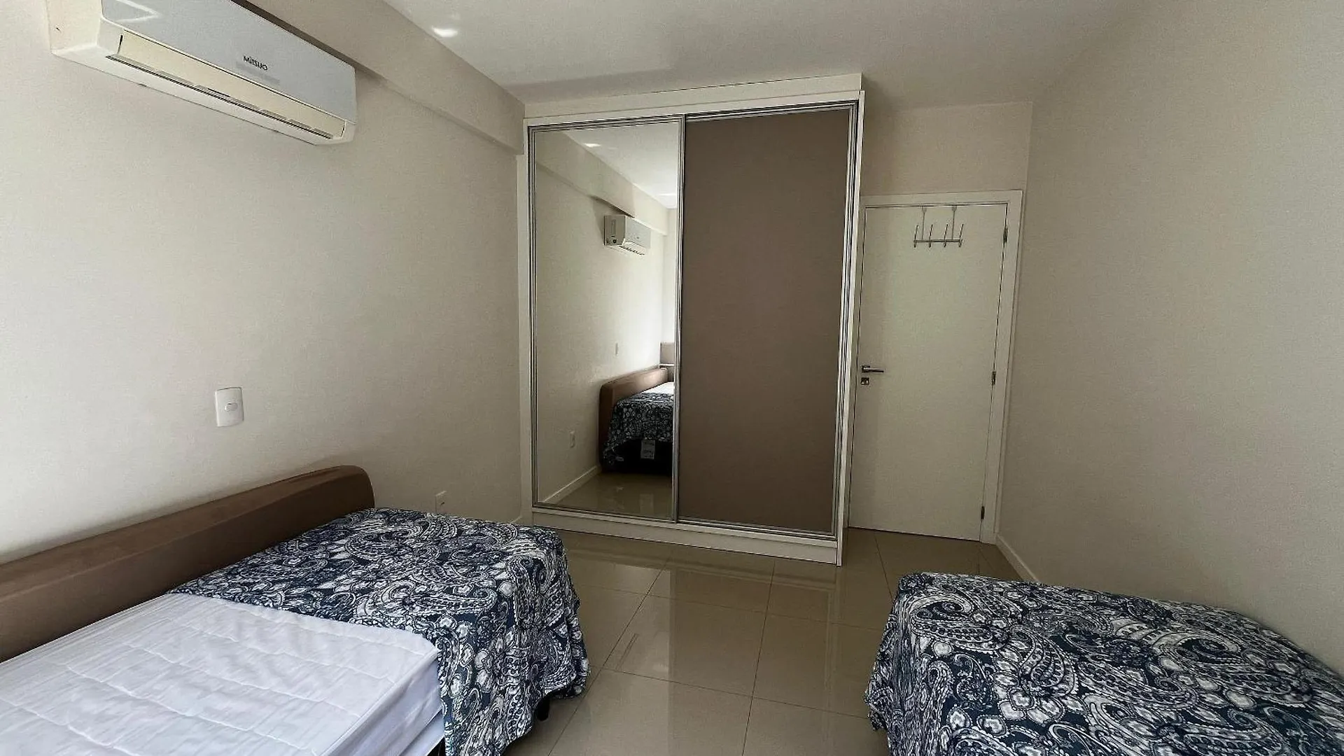 A91 - Varadero - Apartamento De 02 Dormitorios Em Bombas. 봄비나스 0*,  브라질