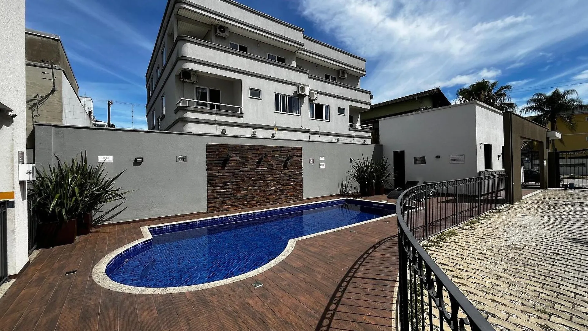A91 - Varadero - Apartamento De 02 Dormitorios Em Bombas. 봄비나스